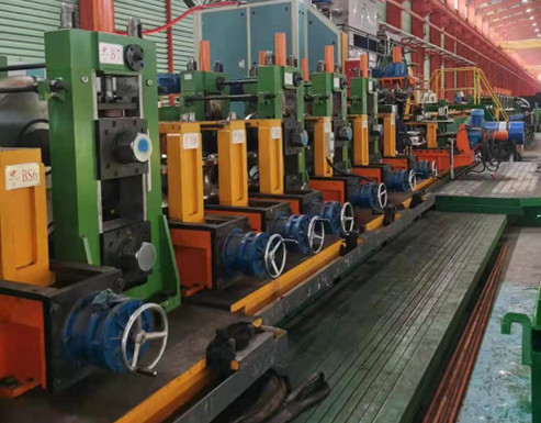 Fabbricazione di tubi di precisione saldata in acciaio al carbonio Fabbricazione di tubi di acciaio al carbonio Dia 325mm - 530mm Velocità 25m / min