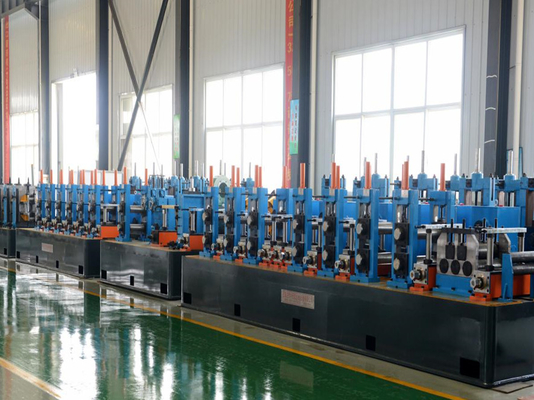 Fabbricazione di tubi ad alta frequenza saldata Fabbricazione di tubi in acciaio al carbonio saldata in azzurro Velocità massima 120 m / min Diametro 12 - 63 mm