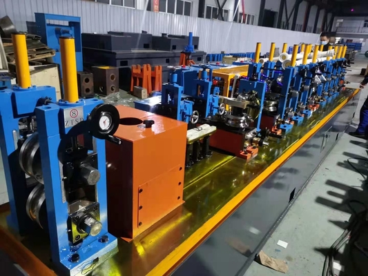 Professionale, la signorina della fabbrica di tubi, fabbrica di tubi per l' industria edile.