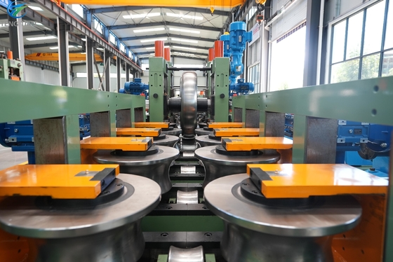 Macchina di produzione di tubi in acciaio ad alta precisione 380V Velocità di funzionamento 150m / min