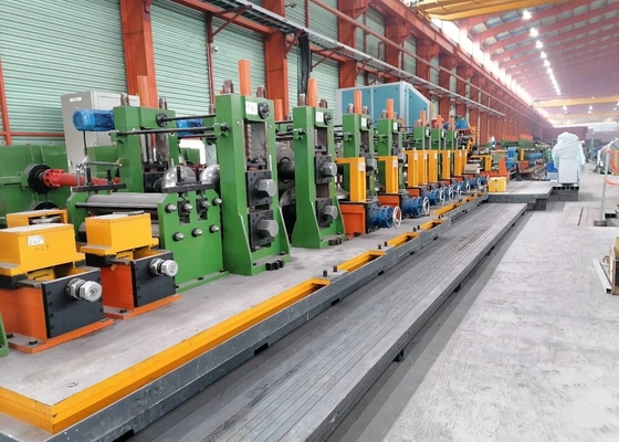 Linea di produzione di tubi in acciaio ERW L'unità di alimentazione della cintura di acciaio, attraverso il rotolo porta arrotolato in un tubo di acciaio billet