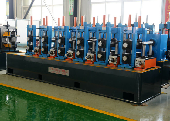 La linea di produzione saldata automatica del tubo d'acciaio/ha saldato la macchina del laminatoio per tubi
